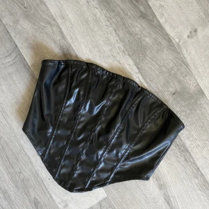 Topp - Säljer denna nya topp, super skön och sexig! Strl M! 