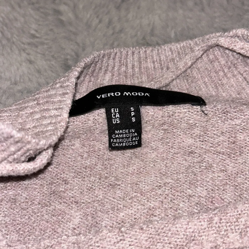 Säljer denna snygga stickade tröja från veromoda!❤️ nästan helt oanvänd! Nypris: 250 kronor❤️. Stickat.