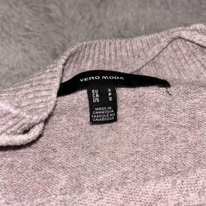 Säljer denna snygga stickade tröja från veromoda!❤️ nästan helt oanvänd! Nypris: 250 kronor❤️