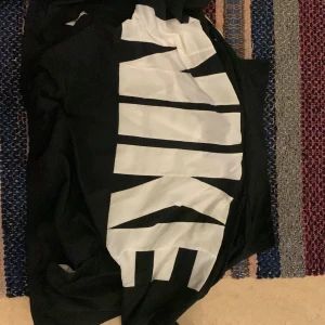 Nike Jacka Stor text på ryggen - Hej! Säljer nu min nike jacka som jag inköpt secondhand för ett halvår sedan då den inte längre passar. Den är riktigt snygg och har ett tunt lager med ett meshigt interiör. Meddela om ni vill ha flera bilder så löser vi det! Str: L Nypris: ca 1300kr