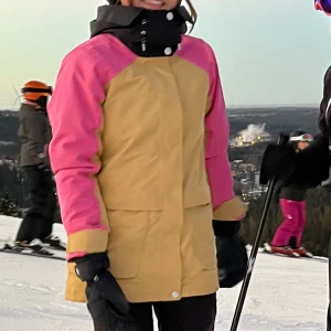 Skidjacka - Säljer min super fina skidjacka ifrån wearcolour, stl. S passar även stor Xs och M. Använd 1 säsong. Nypris ca 2000. Pris kan diskuteras 💗