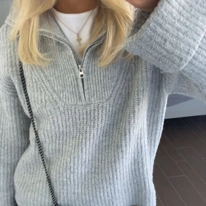 Stickad tröja grå - ❗️lånad bild❗️Intressekoll på denna fina stickade tröja i storlek S, nästan aldrig använt❤️nypris 399kr, jag säljer för 300kr+frakt