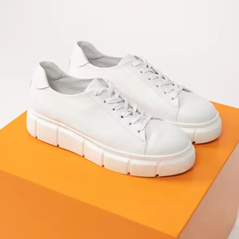 säljer nu mina skit snygga vita sneakers ifrån scorett! Likande Eytys💓 Köptes för 1300kr säljer för 400+frakt!!💓Använt 1-2 ggr. Skor.
