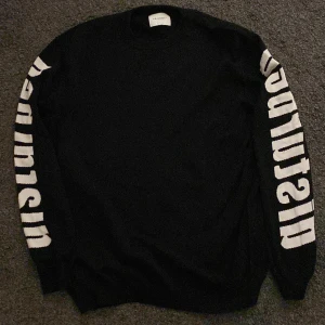 Stickad tröja med text - Sitter som en L, ganska tunn 