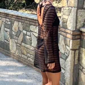 Sommarklänning svart klänning - Svart klänning / sommarklänning i spets med öppen rygg. Använd 2 ggr! Köp direkt för 410kr + frakt 