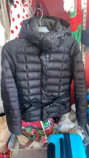 Vinterjacka boomerang - Vinterjacka dun med spänne i midjan  Använd en del men fortfarande fint skick 