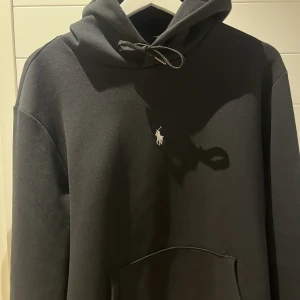 Ralph Lauren Tech Hoodie  - Skick: Använd några gånger utan slitage. Strl: M Pris: 399kr Säljes pga den ej kommer till användning. Kommer med en snygg Ralph Lauren box. 