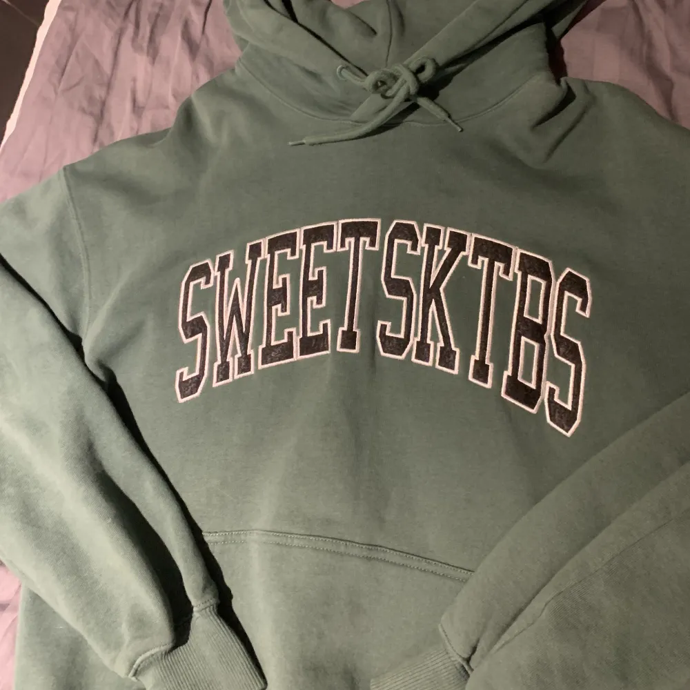 Cool hoodie i grön! köpt för något år sedan men bara använd ett fåtal gånger. köpt för 600kr. storlek XS men är lite oversized. Hoodies.