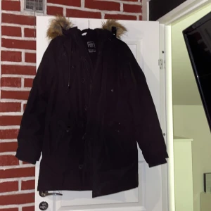 svart varm vinterjacka - Aldrig använd då jag haft andra vinterjackor och denna glömts bort i garderoben. Nyskick med andra ord. Ord.pris 599kr