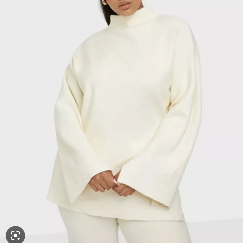 Säljer detta vita set- tröja samt byxorna till. Från Biancas kollektion för Nelly. Använd ett fåtal gånger. Är i gott skick. Köpare står för frakten.. Tröjor & Koftor.