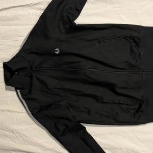 Fred Perry tröja - Fräsh Fredperry zipper, Svart och grå!