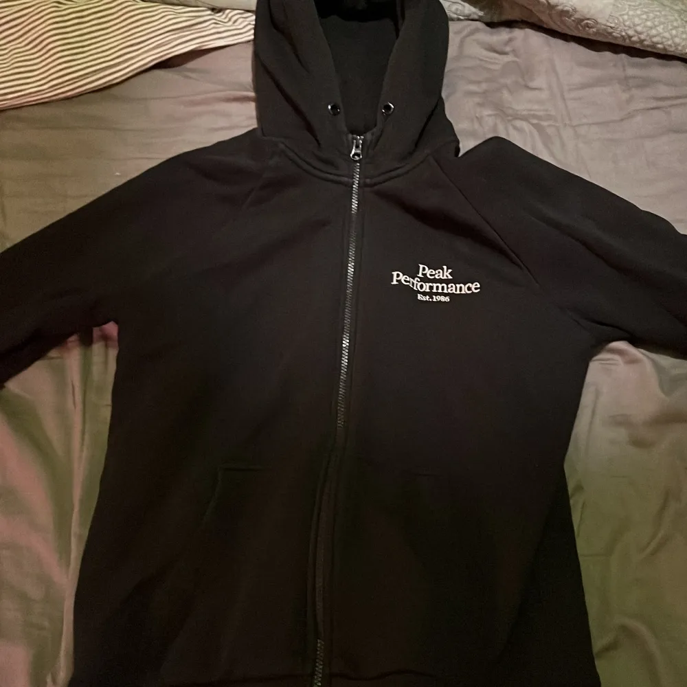 Säljer denna perfekta peak performance hoodie för ett jättebra pris, nypris var 1000kr. Den är i jättebra skick och den är skön att ha på sig. 🤝😄🤝. Hoodies.
