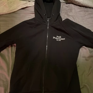 Peak performance hoodie till ett bra pris!😁🤝😁 - Säljer denna perfekta peak performance hoodie för ett jättebra pris, nypris var 1000kr. Den är i jättebra skick och den är skön att ha på sig. 🤝😄🤝