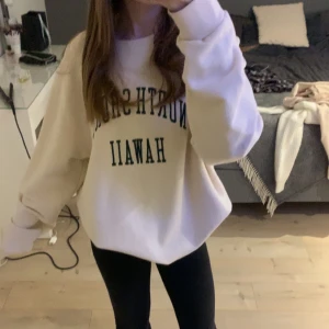 beige sweatshirt - helt oanvänd sweatshirt köpt på brandy melville! Köpt för kanske ett år sedan men kom aldrig till användning. jättefin färg och fin. text på. onesize och sitter då oversized på mig! köpt för omkring 500/600kr!