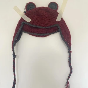 Piercad björnmössa - Custommade mössa med björnöron som är besmyckade. Varm och gosig, knytbar under halsen 