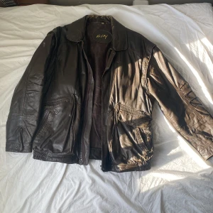 Vintage Läderjacka strlk L - Supersnygg 70-tals skinnjacka som har en härlig vintagelook! Perfekt till våren och goda tider😊storlek 52/L