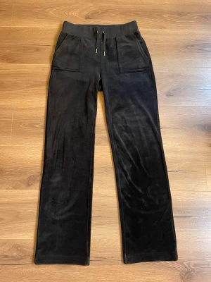 Juicy byxor - Jag säljer mina svarta juicy couture byxor, knappt använda men dem är lite för stora. Bra skick 🖤