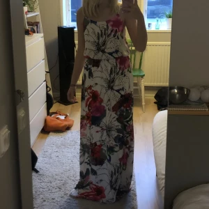 Blommig klänning - Jättefin somrig klänning som passar till t.ex midsommar eller som balklänning. Den är väldigt lång💐