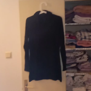 Petit klänning!!! - En Petit svart klänning i storlek M (stressig) inga skador och väldigt skönt material kunden betalar frakt