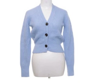 Ljusblå kofta från & other stories  - Supersöt ljusblå kofta från & other stories. Den är i bra skick och säljs för att den inte används längre💕