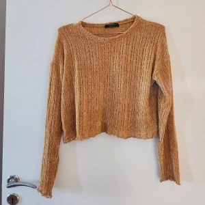 Stickad tröja - Suuupersöt tunn stickad senapsgul tröja! Älskar den men använder den tyvärr inte. Ärmarna får lite volang-känsla. Hör av dig om du har frågor!