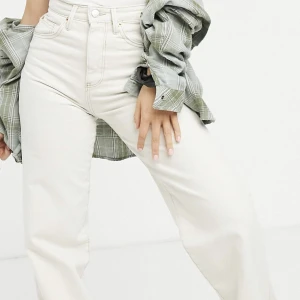 Straight beige jeans  - Stradivarius jeans (högmidjade) i storlek 34, använt 1 gång och säljer pga att de är för små för mig. 