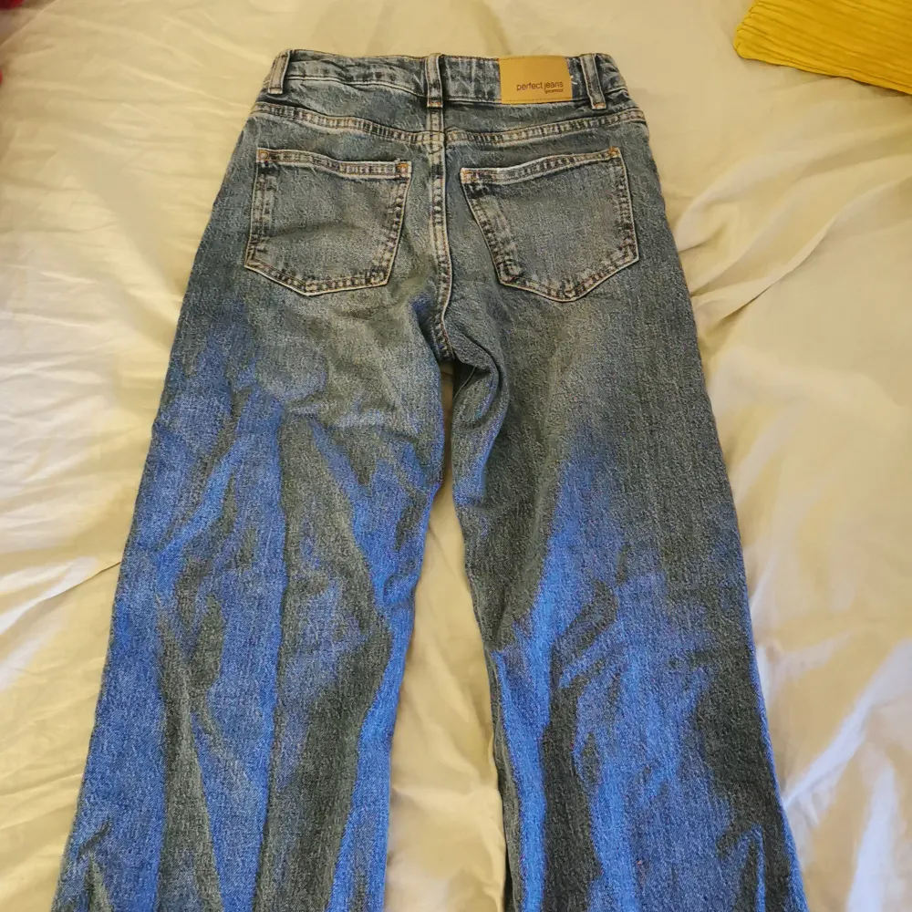 Blåa jeans från gina tricot Säljs pga att jag växt ur dom och typ inte använda. Jeans & Byxor.