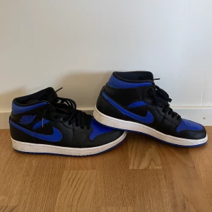 Jordans  - Säljer mina jordans 1 Hyper Royal MID då jag inte använder dem.  Använda 3 gånger, sparsamt använda.   Storlek 42,5 men passar 43  