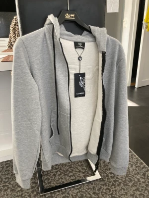 Plein sport  - Säljer min nya kofta, aldrig använd. Plein sport grå kofta. Inga skador eller så, kan posta. Mvh 