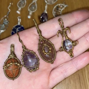 Kristallhalsband  - Gjort med guldplaterad tråd och riktiga kristaller. Skriv för frågor! Inklusive frakt! STYCKPRIS!❤️4:an såld!