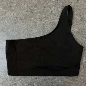 Linne - One shoulder linne från Zara. Använt ett par gånger. Storlek M. För mer bilder eller information så är det bara att höra av sig 😊