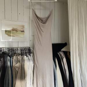 Säljer den här superfina balklänningen från Showpo! Skriv för fler bilder!😍