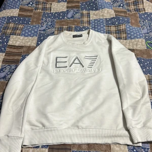 Emporio Armani tröja HELT NY  - Armani tröja storlek S för 500kr Priset kan diskuteras  Vid intresse kontakta mig 