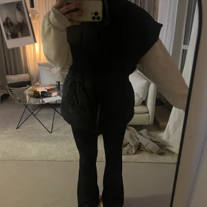 Väst från Gina Tricot  - Jättefin väst från Gina Tricot, tjockt material med fint figursytt tyg. Knappt använd ❣️strl M, men passar mig som har strl 36. 