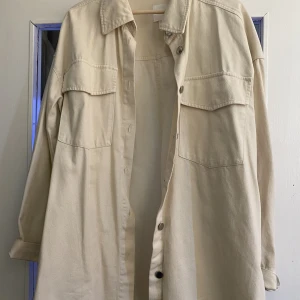 Oversized skjorta  - En oversized skjorta som är otroligt bekväm men Tyvär inte kommer till användning. 