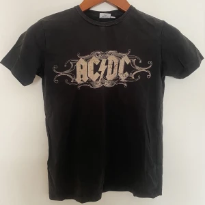 Vintagetröja - - Vintage AC/DC tröja i barnstorlek men som satt bra på mig när jag hade XS/S  - Tajt passform/ babytee  - Har tyvärr inte möjlighet till fitpics då plagget nu är för litet  - Bra skick