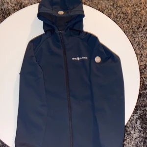 Sail Racing jacka - Vindjacka från sail racings hemsida. Oanvänd  Skriv om de är något du undrar Passar Xs och troligen S med