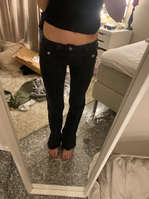 Hm jeans - Säljer dessa superfina hm jeans i både grönt och svart helt oanvända. Köpte i två olika storlekar så därför säljer jag de i storlek 36! Super snygga och passar till allt, jeansen är även slutsålda!