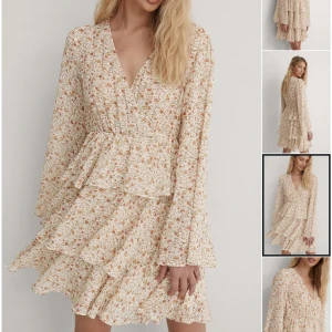 Volangklänning nakd   - Blommig Volangklänning från Nakd. Storlek 34. Använd en gång. Köptes för 300 säljs för 70! Passa på medan frakten är gratis💕