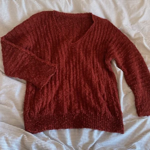 Röd stickad tröja - Mörkröd stickad tröja som jag köpt second hand inget märke på så kan vara hand stickad. Obs armarna är inte helt långa utan är lite kortare än vanligt. Bara att fråga för bilder med tröjan på. 