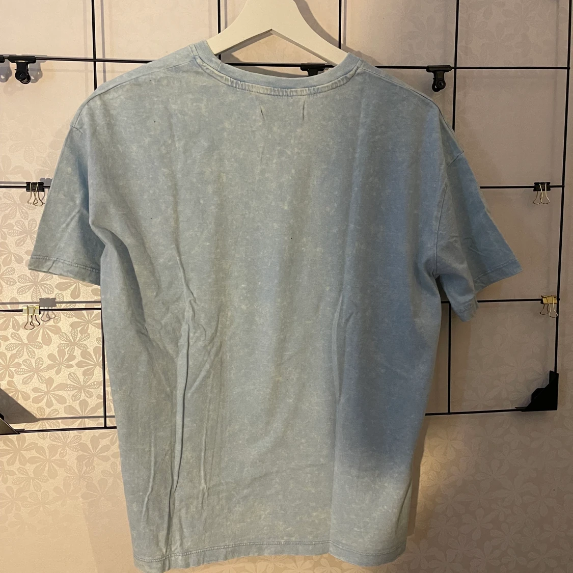 En baby blue T-short från Bershka i storlek M