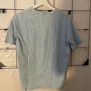 En baby blue  T-short från Bershka i storlek M  - En fin och basic T-shirt från Bershka i storlek M 💓 säljer den pågrund av ingen användning 💓