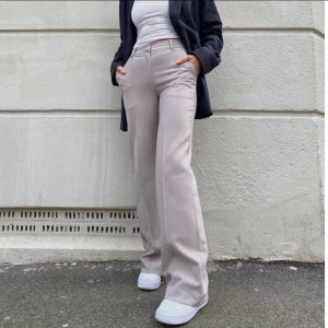 Gråa Kostymbyxor - Så snygga knappt använda från venderbys. Dem är högmidjade men funkar även någon som vill ha dem oversize som jag! 