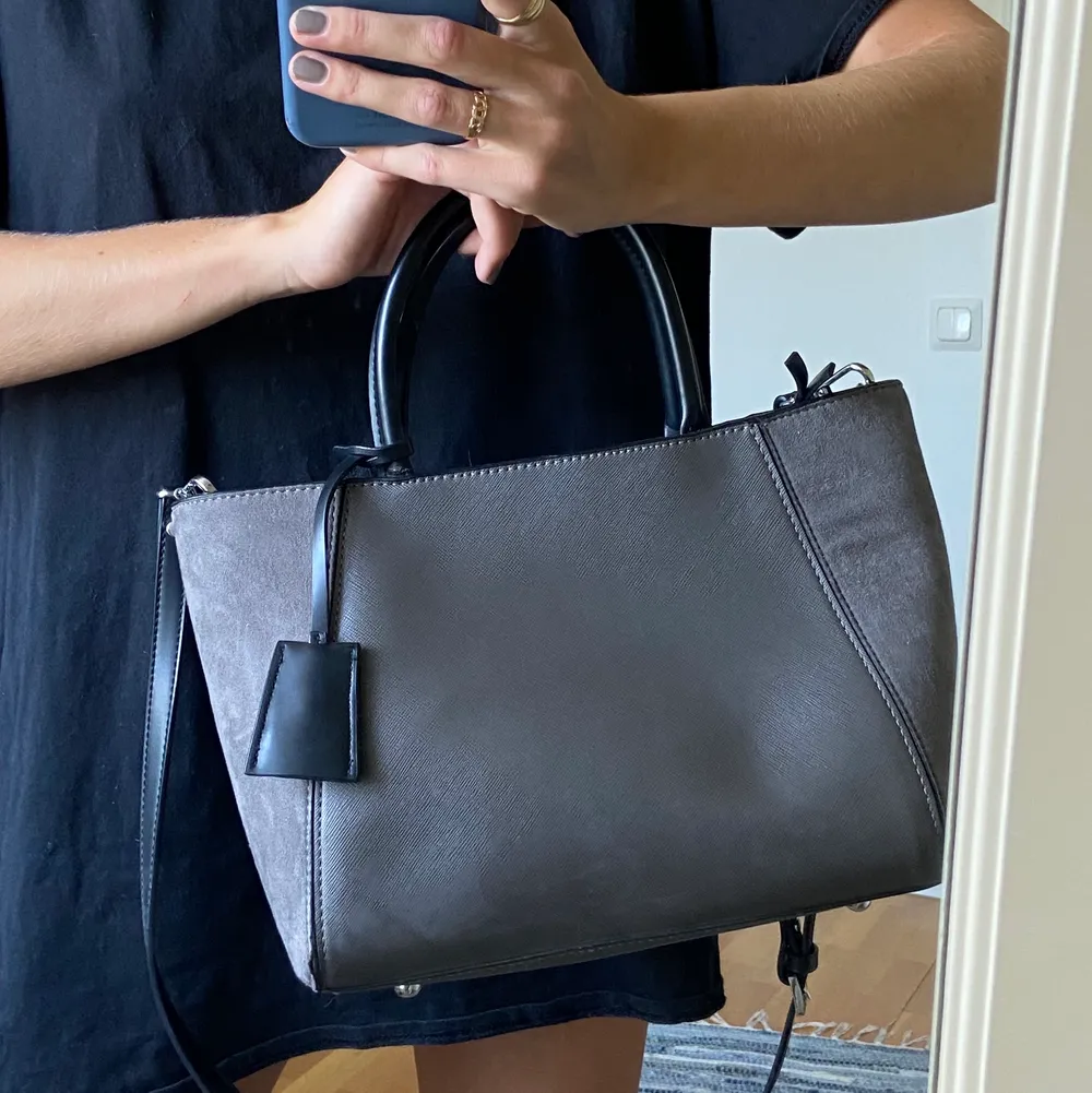 Säljer denna bruna handväska köpt för flera år sedan från Zara som endast använts en gång. Köparen står för frakten utöver det angivna priset💚. Väskor.