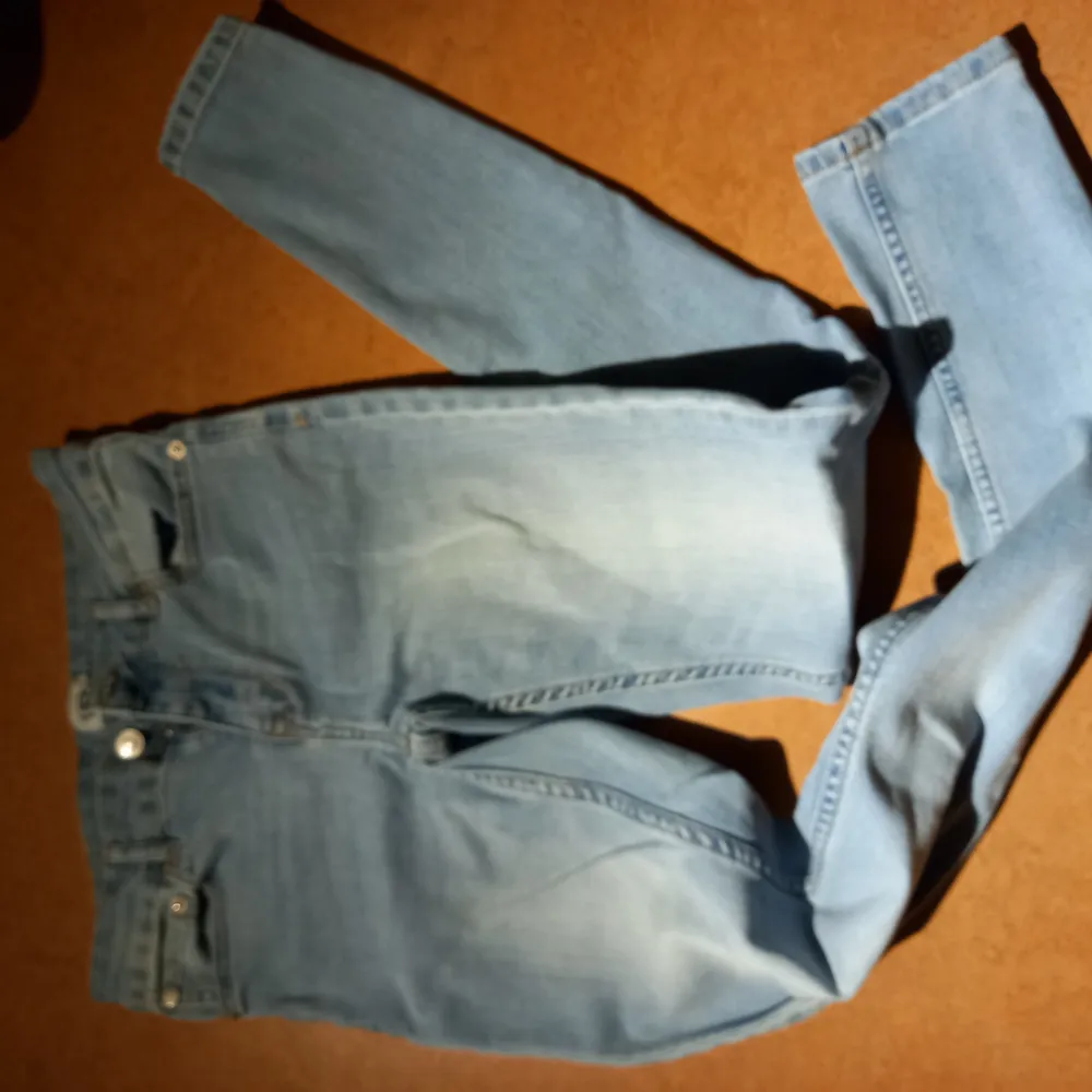 Ljusblå jeans i slimfit, bara använda några få gånger, från Lager157. Det är bra med strech i dom, men storleken är S. Passar till det mesta, men säljer för de bara har blivit liggande sedan i våras. 50 kr, plus frakt om du vill ha dom skickade. 💙💙💙. Jeans & Byxor.