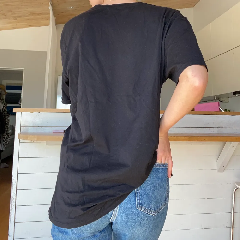 Svart t-shirt med tryck i strl XL från NA-KD. Jag som är S/M har använt den som en oversized t-shirt, har använt mycket men är i bra skick. Köparen står för frakt!. T-shirts.