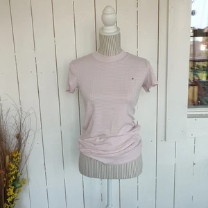 Tommy tischa  - Längre ttröja som går utmärkt att ha om en är 36/38.