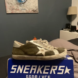 Golden goose dojjer - Tja! Säljer mina golden goose. Skick 7/10 väldigt bekväma skor och lätta.lite smutsiga men går såklart att tvätta bort.