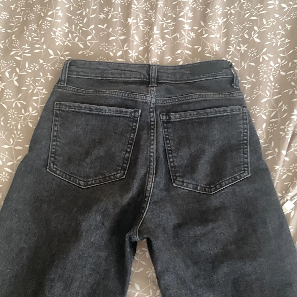 Svarta högmidjade Jeans från Cubus, säljer för jag nästan aldrig använt dom och dom blivit för små. Frakten ingår i priset.. Jeans & Byxor.