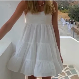 Zara klänning  - Säljer denna underbara klänning då jag nu har två stycken..  storlek S och använd endast 2 gånger så i helt nyskick 💕🌸